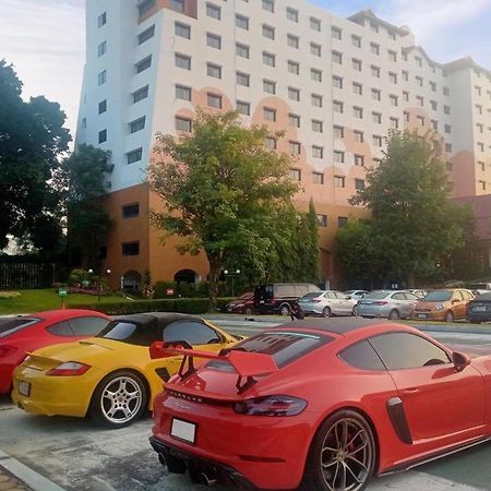 The Heritage Chiang Rai Hotel And Convention Esterno foto Porsche Cayman GT4 (rear)