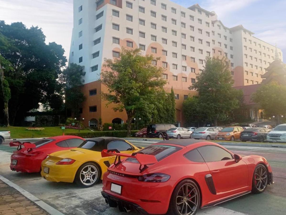 The Heritage Chiang Rai Hotel And Convention Esterno foto Porsche Cayman GT4 (rear)