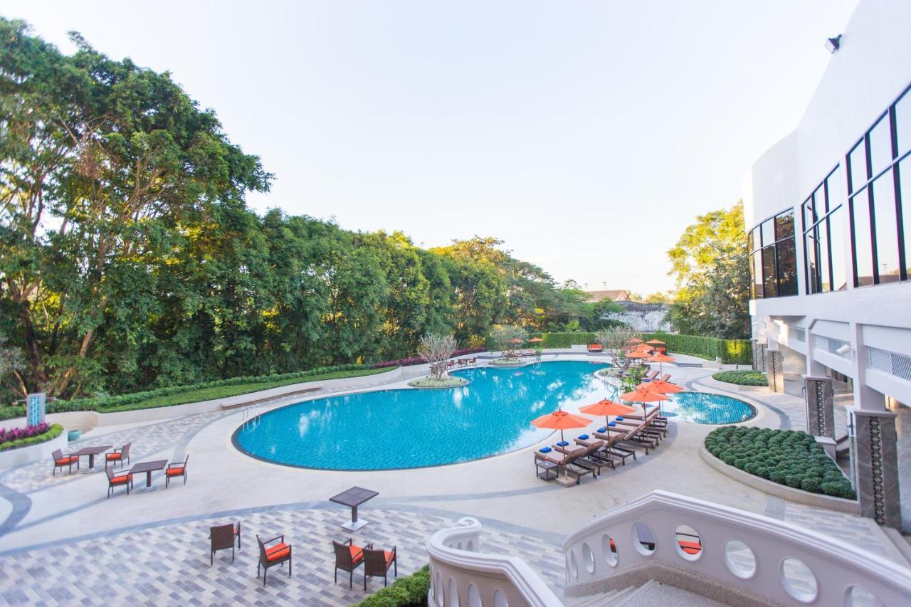 The Heritage Chiang Rai Hotel And Convention Esterno foto The swimming pool at the hotel