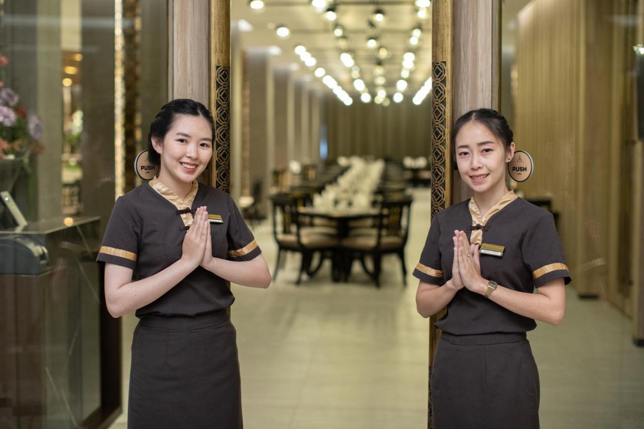 The Heritage Chiang Rai Hotel And Convention Esterno foto Thai women greeting with the wai