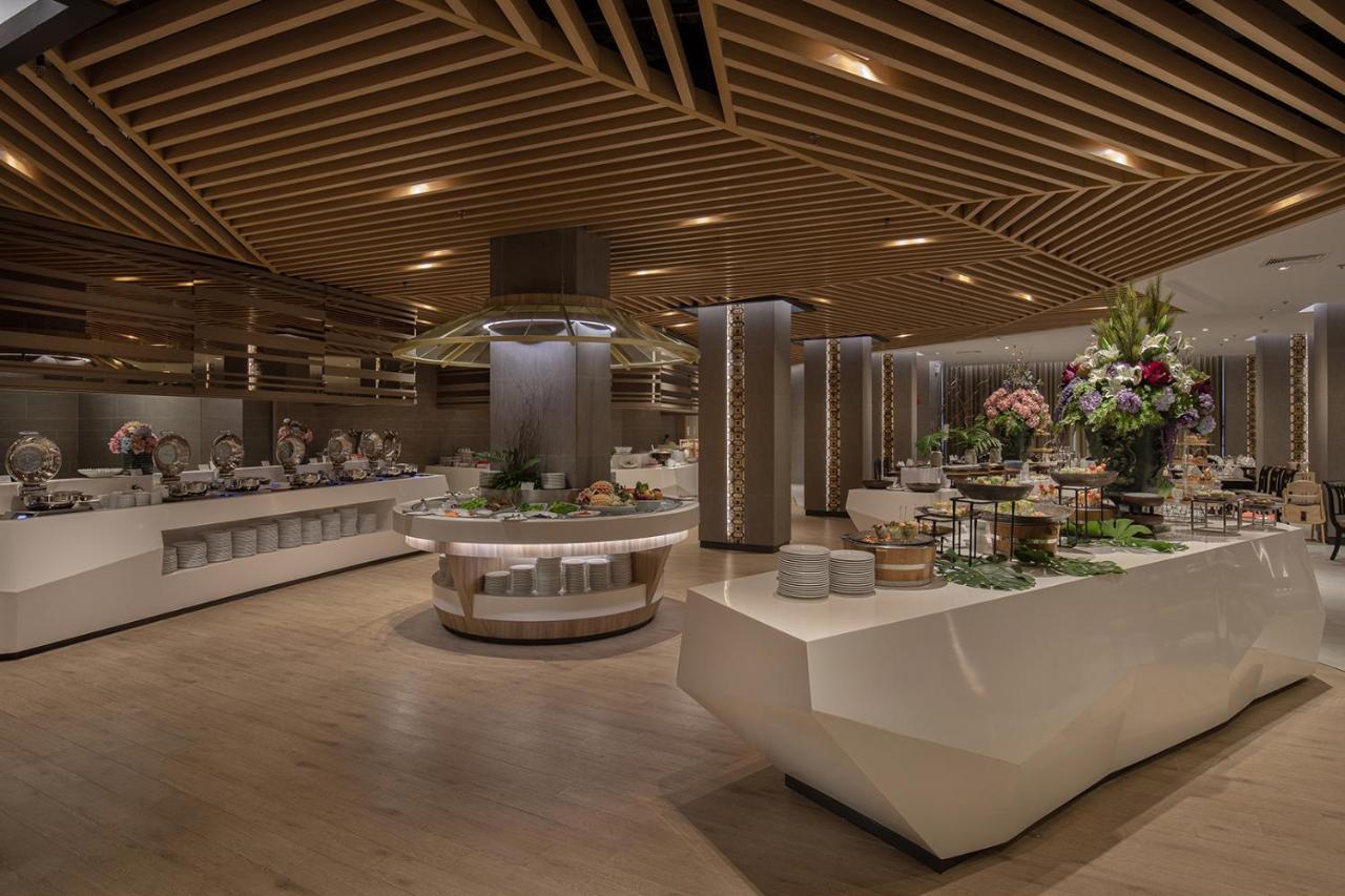 The Heritage Chiang Rai Hotel And Convention Esterno foto The buffet at the lounge
