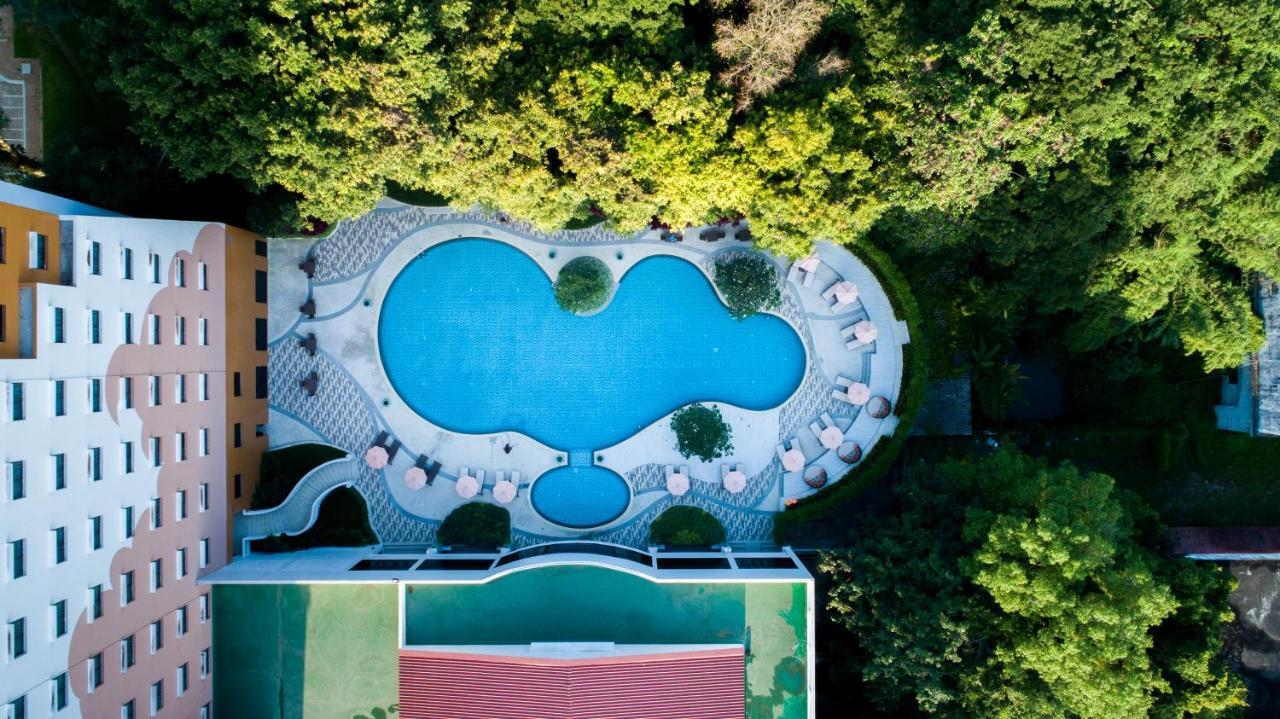 The Heritage Chiang Rai Hotel And Convention Esterno foto Aerial view of the swimming pool