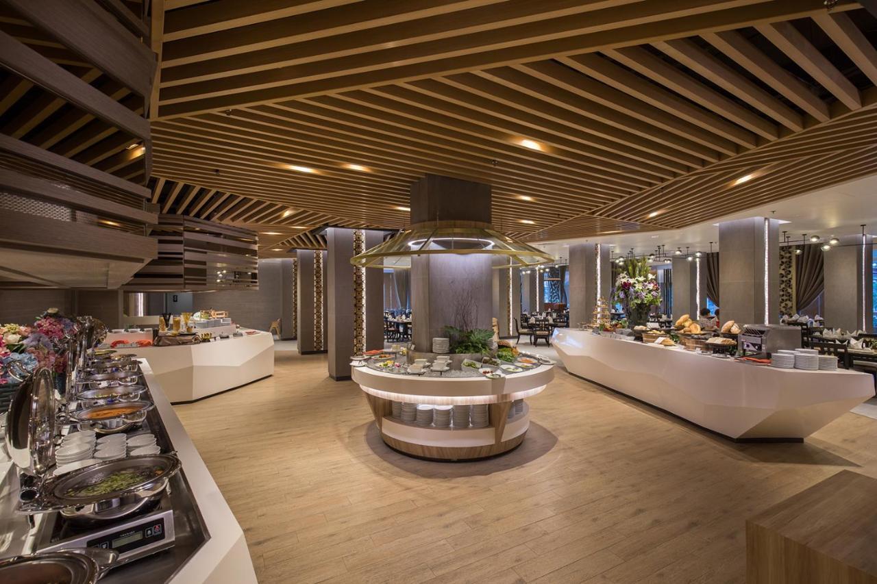 The Heritage Chiang Rai Hotel And Convention Esterno foto The buffet at the 360° restaurant