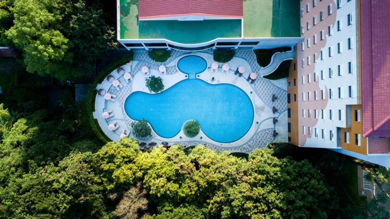 The Heritage Chiang Rai Hotel And Convention Esterno foto Aerial view of the swimming pool
